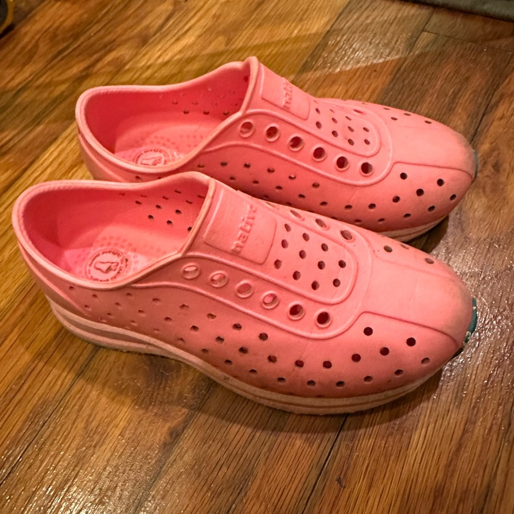 Used great condition Native Robbie’s child size C11 pink with blue sole toddler